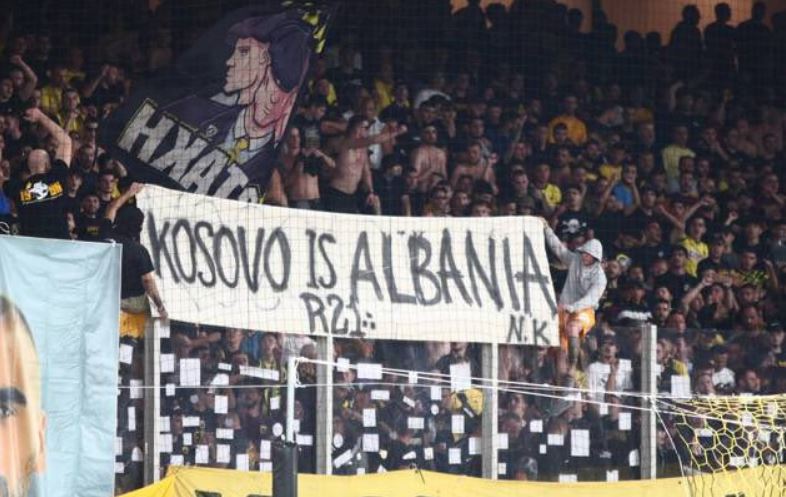 Tifozët e AEK në Athinë shfain në stadium banderolën me mesazhin e fortë: Kosova është Shqipëri Tifozët e AEK në Athinë shfain në stadium banderolën me mesazhin e fortë: Kosova është Shqipëri
