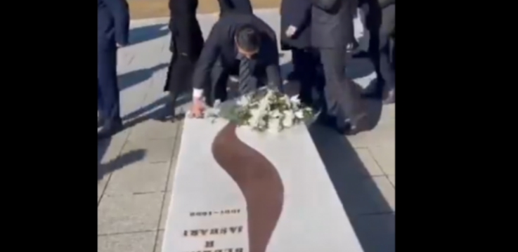 Politikani serb vendos lule tek varrezat e Jasharajve: Kërkova falje, edhe për ata që s’kërkuan (Video) Politikani serb vendos lule tek varrezat e Jasharajve: Kërkova falje, edhe për ata që s’kërkuan (Video)