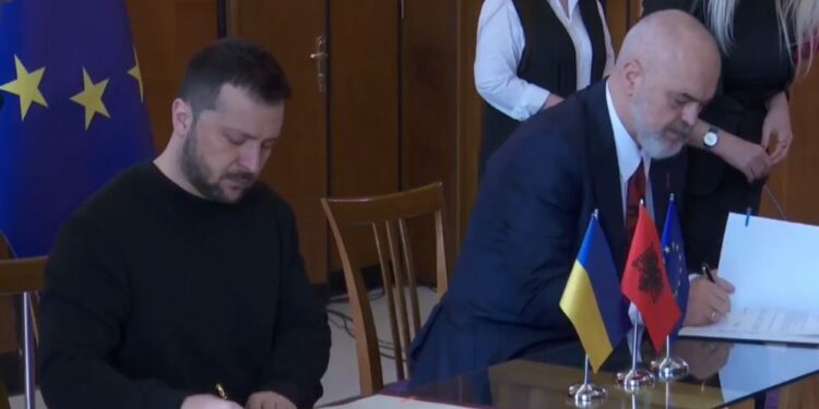 VIDEO / Rama dhe Zelensky firmosin “traktatin e miqësisë”. Presidenti ukrainas dekoron Kryeministrin e Shqipërisë VIDEO / Rama dhe Zelensky firmosin “traktatin e miqësisë”. Presidenti ukrainas dekoron Kryeministrin e Shqipërisë