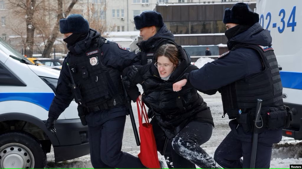Rreth 400 persona të arrestuar në disa qytete ruse pas vdekjes së Navalny-it Rreth 400 persona të arrestuar në disa qytete ruse pas vdekjes së Navalny-it
