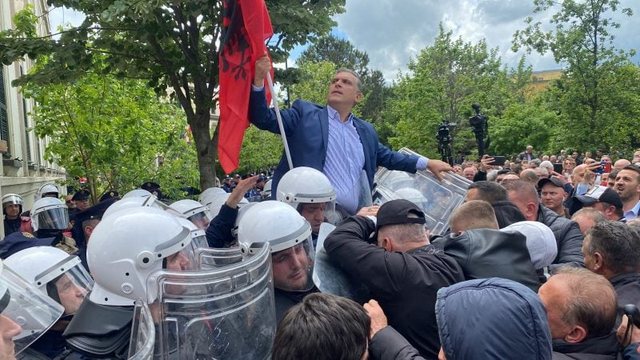 Molotov dhe përplasje edhe në protestën e sotme para Bashkisë së Tiranës Molotov dhe përplasje edhe në protestën e sotme para Bashkisë së Tiranës
