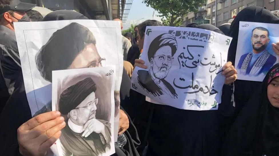 Udhëheqësi suprem i Iranit kryen lutjet në funeralin e Raisit Udhëheqësi suprem i Iranit kryen lutjet në funeralin e Raisit