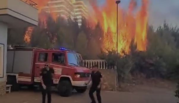 Flakët “përpinë Shëngjinin” situata alarmante/ Rrezikohen banorët, kërkohet evakuimi i tyre Flakët “përpinë Shëngjinin” situata alarmante/ Rrezikohen banorët, kërkohet evakuimi i tyre