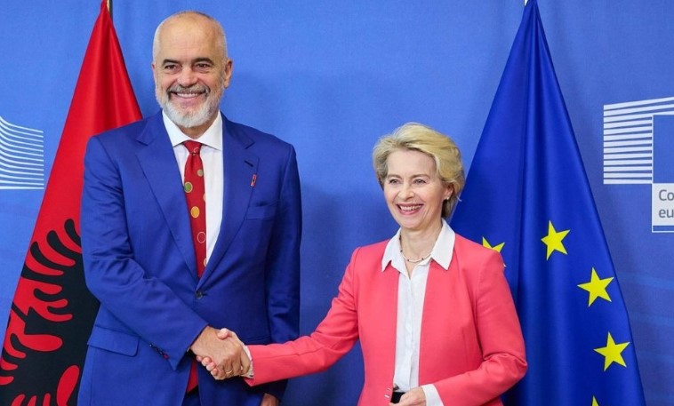 Deputetët e PD-së në protestë në Strasburg, Von der Leyen në Tiranë Deputetët e PD-së në protestë në Strasburg, Von der Leyen në Tiranë