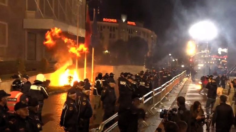 Mosbindja civile e PD në Tiranë nuk solli asgjë të re veç molotovit Mosbindja civile e PD në Tiranë nuk solli asgjë të re veç molotovit
