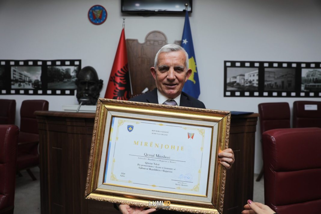 Ish-ambasadori shqiptar në Kosovë Qemal Minxhozi shpallet “Qytetar nderi” i Gjilanit Ish-ambasadori shqiptar në Kosovë Qemal Minxhozi shpallet “Qytetar nderi” i Gjilanit