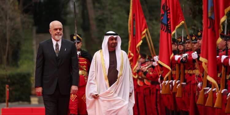 Presidenti i Emirateve të Bashkuara Arabe pritet me ceremoni nga kryeministri Rama Presidenti i Emirateve të Bashkuara Arabe pritet me ceremoni nga kryeministri Rama