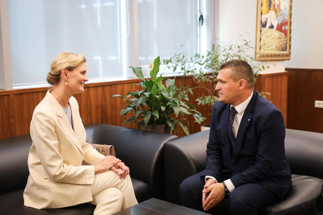 Nancy VanHorn viziton SPAK: Vlerësim për angazhimin në luftën kundër krimit të organizuar Nancy VanHorn viziton SPAK: Vlerësim për angazhimin në luftën kundër krimit të organizuar