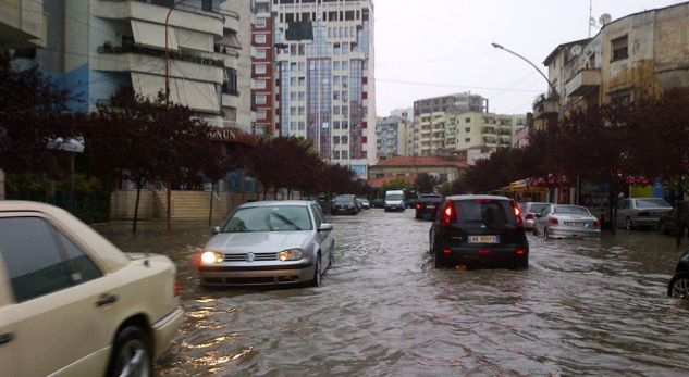 Shqipëria nën petkun e përmbytjeve nga uji Shqipëria nën petkun e përmbytjeve nga uji