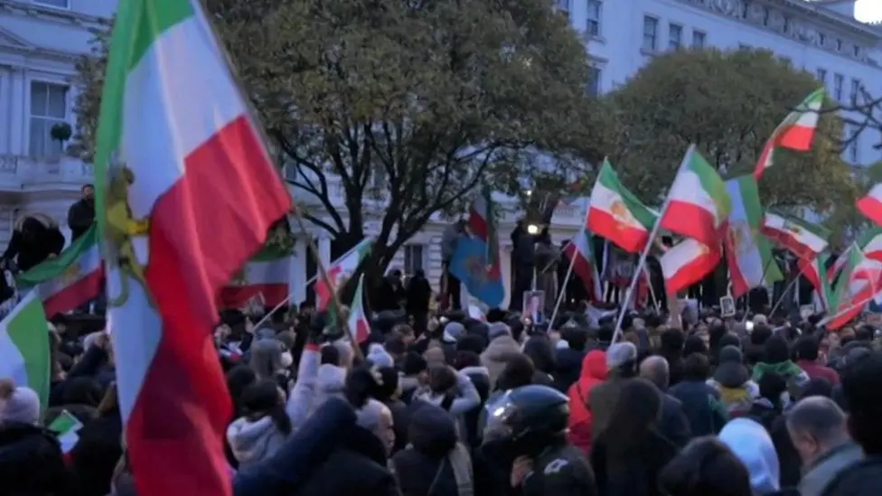 Protestuesi ngjitet në ballkonin e ambasadës iraniane në Londër Protestuesi ngjitet në ballkonin e ambasadës iraniane në Londër