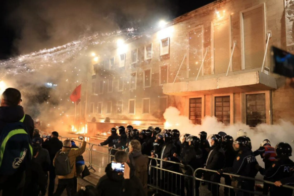 Berisha mbyll protestën: Për Ramën s’do ketë vrimë miu, do … Berisha mbyll protestën: Për Ramën s’do ketë vrimë miu, do …