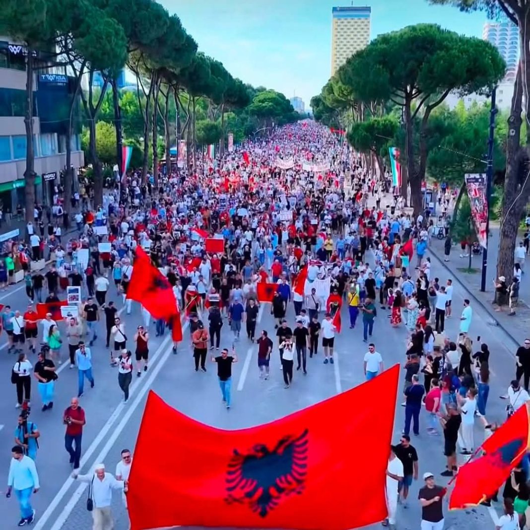 Protesta e Zvërnecit nxjerr në skenë 96 shoqatat: Peticion TD në Tiranë Protesta e Zvërnecit nxjerr në skenë 96 shoqatat: Peticion TD në Tiranë