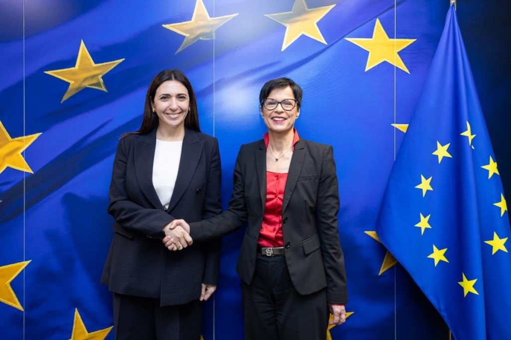 Komisionerja e BE: Shqipëria përmbushi standardet e ndërmjetme themelore Komisionerja e BE: Shqipëria përmbushi standardet e ndërmjetme themelore