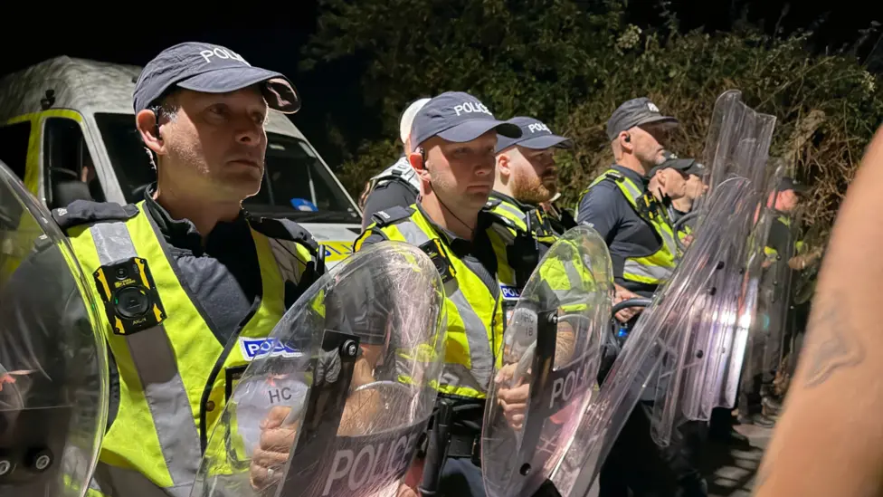 Policia britanike masa të ashpra kundër mbulesave të fytyrës në protesta Policia britanike masa të ashpra kundër mbulesave të fytyrës në protesta