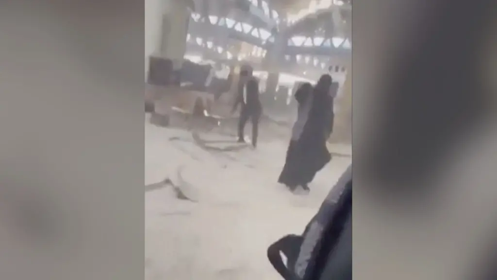 SULM I PËRGJAKSHËM NË AEROPORTIN E RIADIT: 12 TË VDEKUR DHE MBI 300 TË PLAGOSUR SULM I PËRGJAKSHËM NË AEROPORTIN E RIADIT: 12 TË VDEKUR DHE MBI 300 TË PLAGOSUR