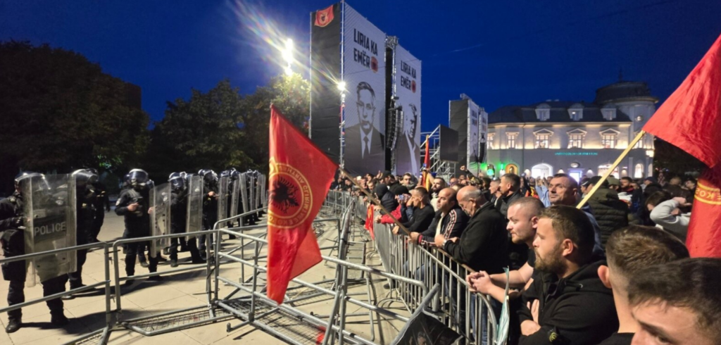 Tensionet përshkallëzohen në Prishtinë – deputeti Fahrush Rexhepi kthehet me forcë brenda Kuvendit Tensionet përshkallëzohen në Prishtinë – deputeti Fahrush Rexhepi kthehet me forcë brenda Kuvendit