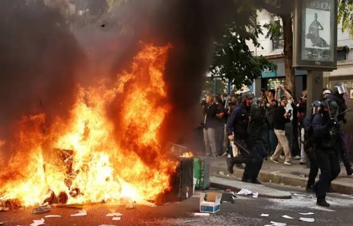 Kush e nxit dhunën dhe kush përfiton prej saj? Kushtetuta dhe Arsimi nën sulm Kush e nxit dhunën dhe kush përfiton prej saj? Kushtetuta dhe Arsimi nën sulm
